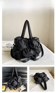 Détails d'un sac cabas noir plissé en nylon rembourré avec bandoulière réglable
