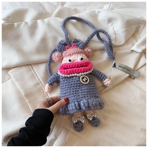Détail du sac de dessin animé crocheté à la main avec grandes lèvres roses et perles