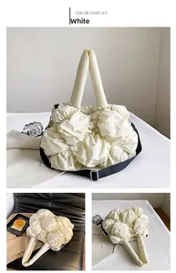 Vue détaillée du sac matelassé blanc avec texture bulle et bandoulière noire