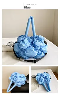 Vues détaillées du sac nuage bleu clair avec texture froncée et bandoulière réglable