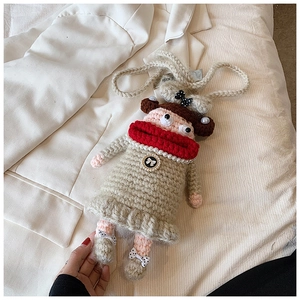 Détail du sac au crochet fait main avec collier de perles et nœud papillon