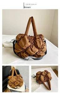 Détails du sac bandoulière en nylon froncé marron montrant sa texture et sa sangle