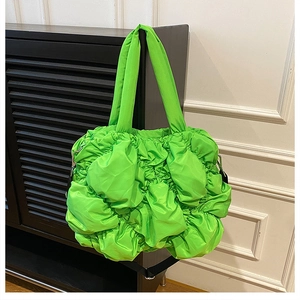 Détail du sac cabas plissé vert fluo en nylon avec bandoulière noire amovible