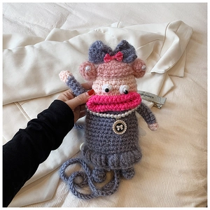 Détail du sac à bandoulière créatif fait main au crochet avec perles et motif de singe
