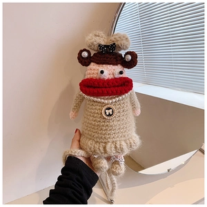 Détail du sac de poupée au crochet avec de grandes lèvres rouges et collier de perles