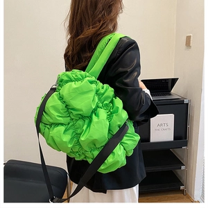 Détail du grand sac cabas matelassé vert néon avec texture plissée et bandoulière réglable