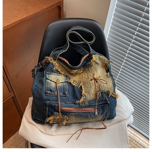 Detail der Vintage-Jeans-Tasche mit Distressed-Patchwork und Taschen im Y2K-Punk-Stil