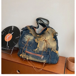 Details einer Vintage-Jeans-Tote-Bag mit Sternmuster und robusten Fransen-Details