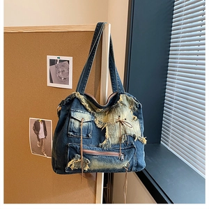 Makroaufnahme der Vintage Jeans-Tasche mit ausgefransten Kanten und Stern-Applikation
