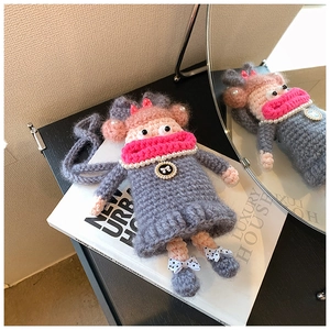 Vue détaillée d'un sac au crochet fait main avec texture de laine et collier de perles