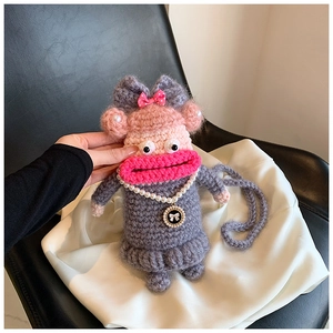 Détail du sac à bandoulière en crochet fait main avec visage de monstre et perles