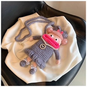 Détails du sac poupée au crochet fait main avec collier de perles et maille rose