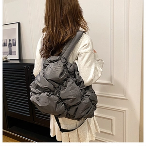 Gros plan du sac bouffant gris foncé avec texture plissée nuage et bandoulière large