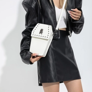Sac bandoulière blanc forme cercueil avec clous gothiques et crâne sur mannequin