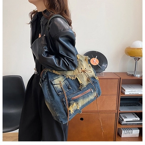 Detailansicht der Vintage-Jeans-Einkaufstasche mit ausgefransten Kanten und Taschen