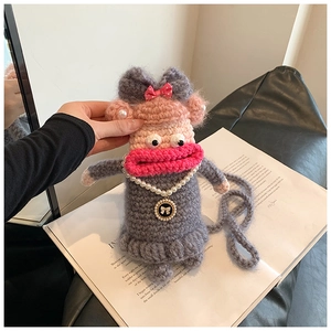 Détail du sac à téléphone au crochet avec perles et motif de grandes lèvres rouges