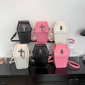 Sacs gothiques en forme de cercueil avec clous et croix en noir, blanc et rose
