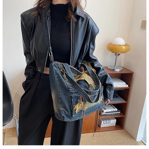 Detailansicht der Vintage-Jeans-Tote-Bag mit Fransenkante und doppelten Vordertaschen