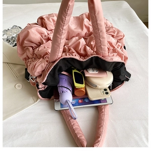 Vue de dessus du sac cabas matelassé rose montrant sa grande capacité pour les accessoires