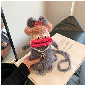 Détails du crochet du sac à bandoulière Big Mouth avec collier de perles