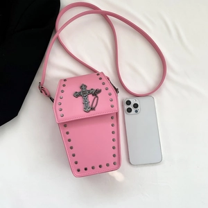 Sac bandoulière gothique rose en forme de cercueil avec croix, clous et chaîne en métal