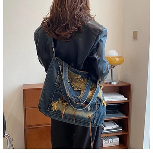Makroansicht der Vintage-Jeans-Tasche mit Fransen und mehreren Reißverschlusstaschen