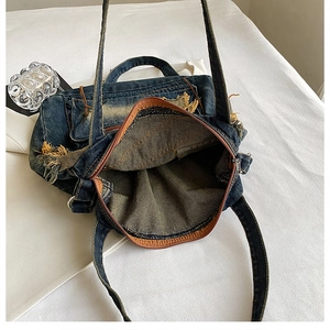 Nahaufnahme der Vintage Denim-Tasche mit Fokus auf Innenfutter und Reißverschluss