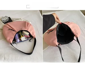 Interior del bolso media luna de nylon rosa con espacio para móvil, llaves y maquillaje
