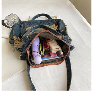 Detailansicht des großen Innenraums dieser Vintage-Umhängetasche aus verwaschenem Denim