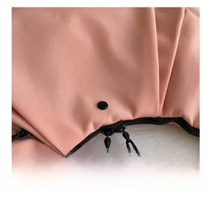 Detalle macro de bolsa de nailon rosa con cremallera negra y cordón de ajuste negro