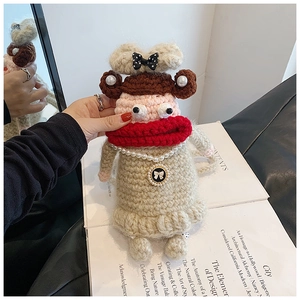 Vue détaillée d'un sac de téléphone au crochet fait main avec visage amusant et perles