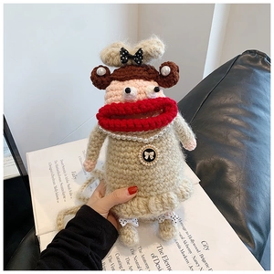 Détails d'un sac au crochet fait main avec collier de perles et nœuds à pois