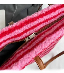 Détail de la fermeture éclair SBS et de la texture pelucheuse rose du sac rayé