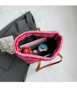 Détail de l'intérieur spacieux du sac cabas en peluche à rayures roses et rouges