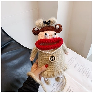 Détail de la pochette téléphone en crochet fait main avec grande bouche et perles