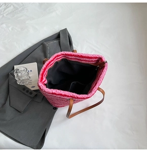 Vue détaillée du sac cabas en peluche rayé rose et rouge montrant l'intérieur spacieux