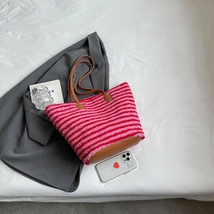 Détail du grand cabas en peluche à rayures roses avec anses en cuir et accessoires mode