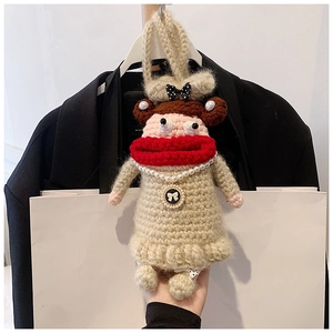 Détail d'un sac au crochet fait main avec lèvres rouges et nœud en perles