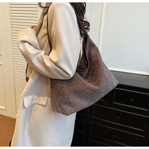 Bolso tote marrón vintage con brillantes diamantes de imitación sobre un blazer beige