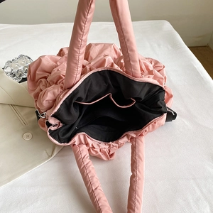 Sac fourre-tout matelassé rose avec fermeture éclair et intérieur spacieux multi-poches