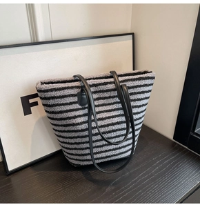 Gros plan du sac cabas sherpa rayé gris et noir avec fines anses en cuir noir