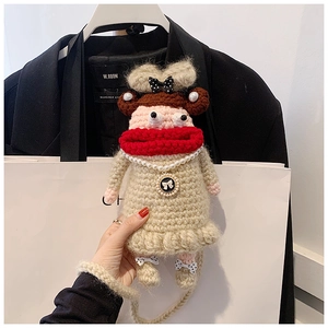 Détail du sac poupée crocheté main avec lèvres rouges et collier de perles décoratif