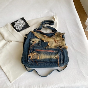 Vintage-Tragetasche aus Distressed-Denim mit Fransen und Taschen im Punk-Stil