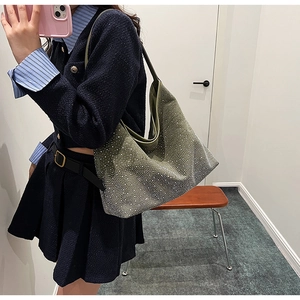Dettaglio della borsa hobo verde oliva con strass scintillanti e texture in pelle morbida