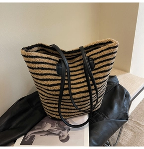 Détail du sac cabas rayé en imitation laine avec bandoulières en cuir noir premium