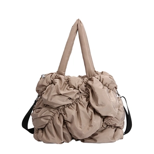 Sac bandoulière en nylon matelassé kaki avec design bouffant et bandoulière ajustable
