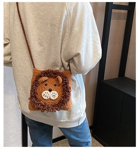 Sac bandoulière lion crocheté à la main montrant la taille réelle et la texture fine