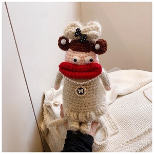 Détail d'un sac au crochet fait main avec de grandes lèvres rouges et perles