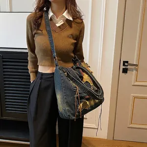 Vintage-Umhängetasche aus gewaschenem Denim mit Fransen und großen Löchern im Punk-Stil