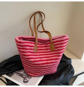 Détail du sac cabas en peluche à rayures avec fourrure douce et poignées en cuir marron